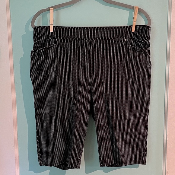 B&W polka dot Bermuda shorts - Picture 1 of 6